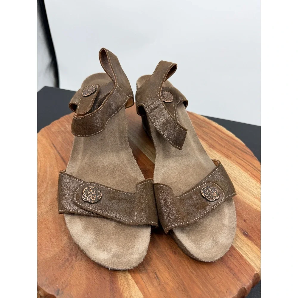 Taos Carousel Wedge Sandals sz 42 11 Brown Metallic Leather Medallion Strappy